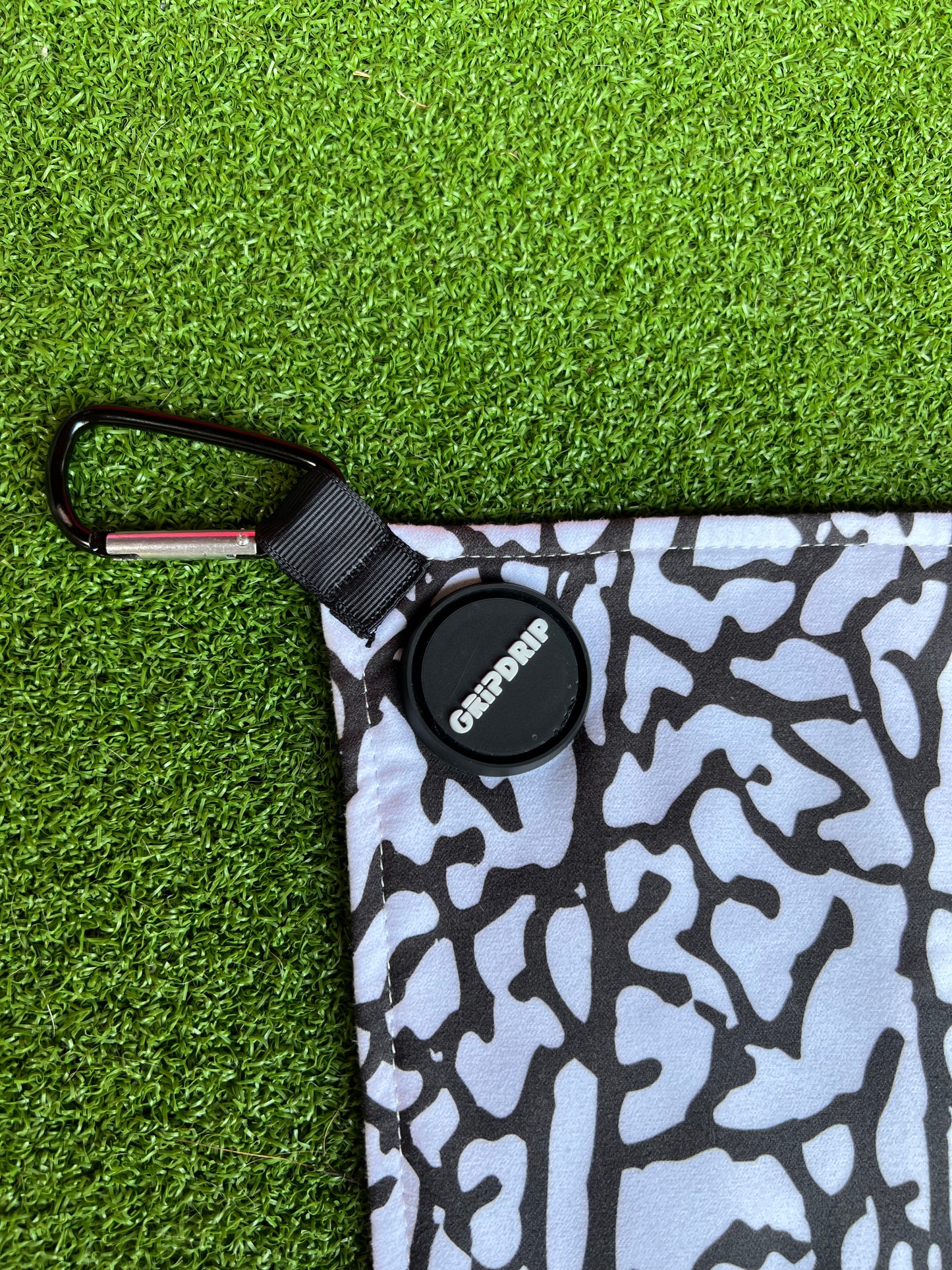 Par 3 - White, Black - Magnet Towel